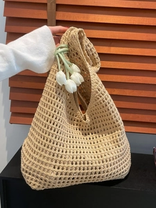 Bolso tote de playa de algodón tejido beige con un colgante de tulipán blanco dulce