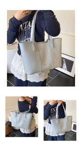 Détail du grand sac cabas bleu clair avec motif crocodile et lettrage doré élégant