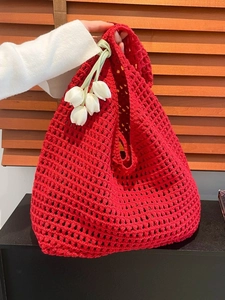 Bolso tote de ganchillo rojo con colgante de tulipán blanco para playa de verano
