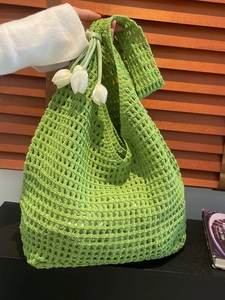 Bolso tote de punto calado verde con colgantes de tulipanes blancos y estilo