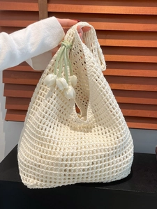 Bolso de mano de algodón tejido con colgantes de tulipanes blancos para vacaciones de verano
