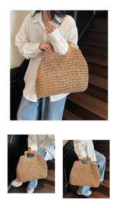 Détail du sac cabas en paille tressée avec texture ajourée et poignées en bois trapézoïdales