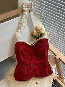 Handgefertigte rote Häkel-Tragetasche mit 3D-Blumenmuster für den Sommerurlaub am Strand