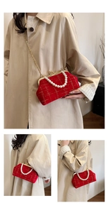 Détails du sac en velours rouge avec poignée en perles et bandoulière chaîne dorée