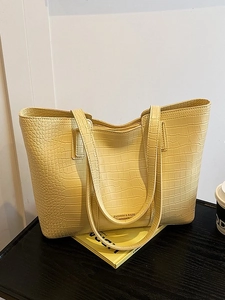 Sac cabas jaune clair avec motif crocodile, doubles poignées et lettrage de mode