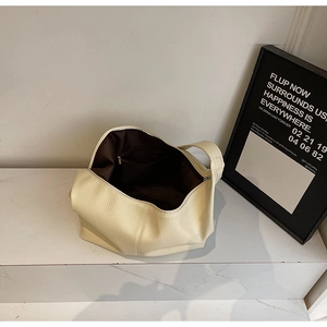 Détail intérieur du grand sac cabas avec poche zippée et doublure en tissu brun