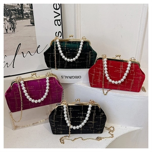 Détails de sacs en velours matelassé avec poignées en perles dans divers coloris vintage