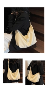 Détail du sac croissant crème en similicuir grainé avec bandoulière réglable chic