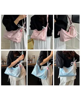 Detalles de bolsos tote de PU brillante con lazos de encaje y colgantes de corazón en modelo