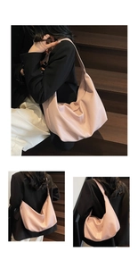 Gros plan du sac hobo rose avec texture en cuir grainé de qualité et design minimaliste chic