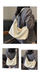 Vue détaillée du sac hobo blanc à texture litchi avec bandoulière réglable sur modèle