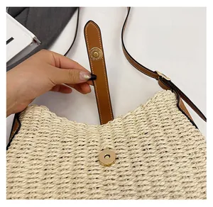 Gros plan détaillé du fermoir magnétique doré de haute qualité sur un sac en paille tissée