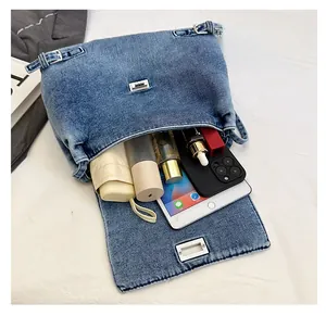 Vue de dessus d'un grand sac en jean montrant l'intérieur spacieux pour tablette et objets