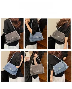 Vue détaillée du sac cabas en denim délavé avec fermoir rotatif et sangles latérales
