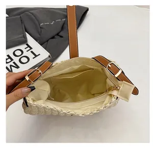 Vue détaillée de l'intérieur du sac en paille beige avec doublure et fermeture éclair