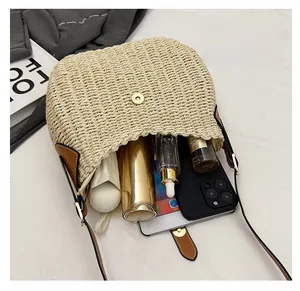 Intérieur spacieux du sac en paille beige avec place pour parapluie et objets divers