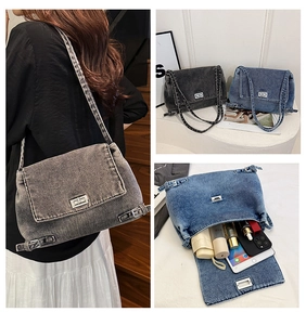 Détail du sac bandoulière en denim montrant la capacité intérieure et le fermoir en métal