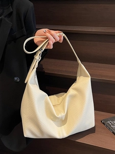 Grand sac hobo beige minimaliste avec texture cuir grainé pour femmes élégantes