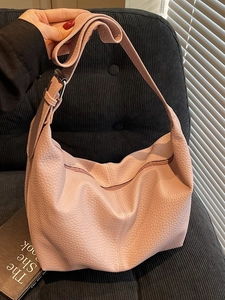 Sac fourre-tout rose de grande capacité en cuir grainé avec bandoulière réglable sur sofa