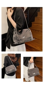 Détail du sac cabas en denim gris délavé avec fermoir rotatif argenté et boucle de réglage