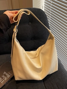 Sac hobo chic en cuir grainé crème avec large bandoulière réglable pour le quotidien