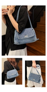 Gros plan d'un sac cabas en jean bleu clair avec fermoir rotatif et boucles latérales