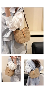 Détail du sac seau en paille tressée avec bandoulière en cuir brun et bouton métallique