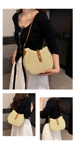 Détail d'un sac à bandoulière en paille avec bordure en similicuir marron et boucle dorée