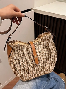 Sac hobo chic en paille tissée avec anses en cuir marron et boucle réglable