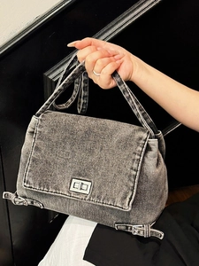 Sac fourre-tout rétro en denim délavé avec fermoir rotatif argenté et rabat gris