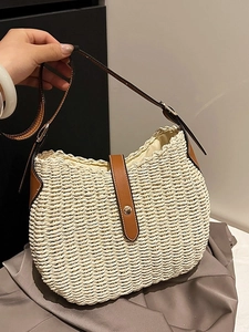Sac pochette minimaliste en paille tressée avec garniture en cuir brun et fermoir