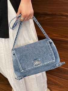 Sac fourre-tout rétro en denim bleu délavé avec fermoir rotatif argenté élégant