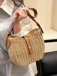 Sac à bandoulière en paille tressée avec lanières en cuir marron et bord ondulé