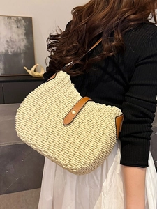 Sac bandoulière en paille avec garniture en cuir marron et bouton pression en métal
