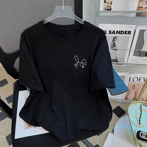 Detail eines schwarzen Baumwoll-T-Shirts mit minimalistischem weißem Hasen-Grafikdruck
