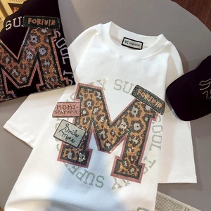 T-shirt en coton blanc avec imprimé léopard, strass et détails de broderie chic