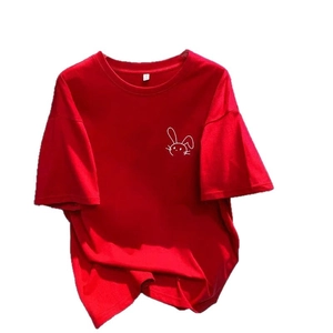Damen T-Shirt aus roter Baumwolle mit kurzem Arm und minimalistischem Hasen-Aufdruck