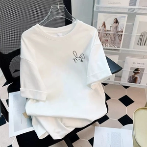 Minimalistisches weißes Baumwoll-T-Shirt mit Hasen-Grafik und fixierten Rollärmeln