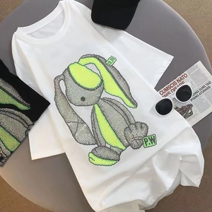 T-shirt blanc en coton avec un motif de lapin en strass tendance et une coupe ample