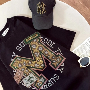 Détail d'un T-shirt en coton premium avec strass haute densité et logo imprimé léopard