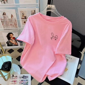Rosafarbenes Baumwoll-T-Shirt für Damen mit schwarzem Hasen-Print und Rundhalsausschnitt