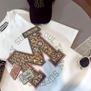 T-shirt blanc en coton avec logo M léopard, détails strass et style décontracté à plat