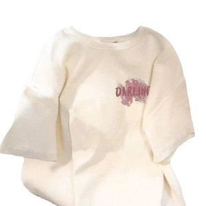 Chic off-white cotton T-shirt featuring pink DARLING print in a loose retro fit