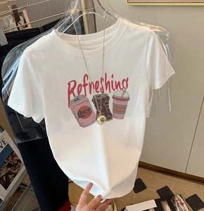 Detail eines weißen Baumwoll-T-Shirts mit rotem Refreshing-Schriftzug und Getränke-Motiv