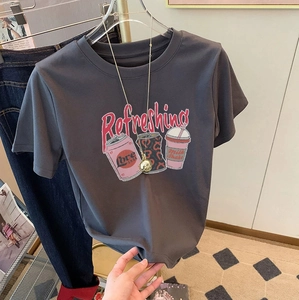 Locker geschnittenes dunkelgraues Baumwoll-T-Shirt mit rotem Refreshing-Schriftzug