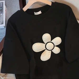 T-shirt in cotone nero da donna con applicazione floreale 3D e vestibilità comoda