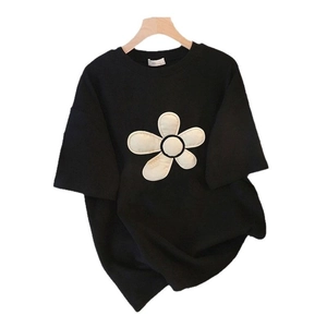T-shirt da donna in cotone nero con grande applicazione floreale 3D bianca sul davanti
