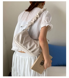 Détail du sac à bandoulière blanc crème plissé avec sangle froncée et cordon