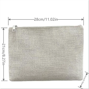 Vue à plat de la pochette minimaliste en lin montrant les dimensions 28cm sur 21cm