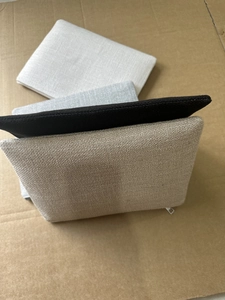 Détail de quatre sacs seaux en tricot texturé avec fermetures éclair métalliques